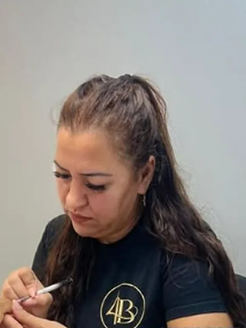 Angela Assunção, Técnica de unhas no salão 4Beauty na Amadora