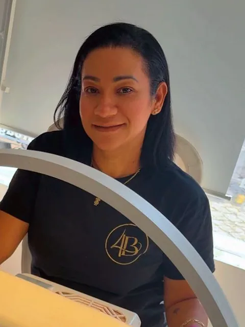 Drika, Técnica de unhas no salão 4Beauty na Amadora