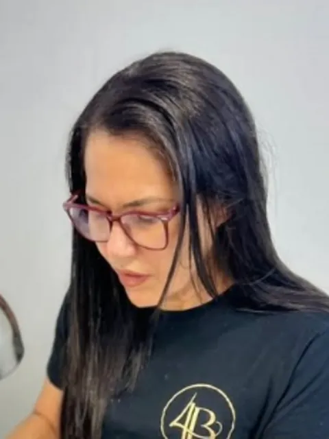 Teresa, Técnica de unhas no salão 4Beauty na Amadora